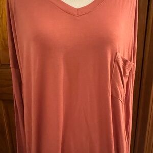 NWOT RAE MODE V NECKLINE LONG SLEEVE HI LOW HEM TOP